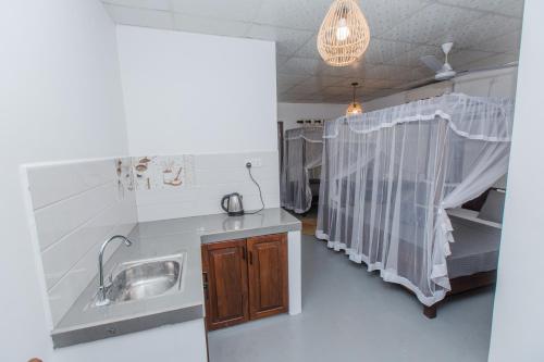 米瑞莎Prasith’s Place的一个带水槽和床的小厨房