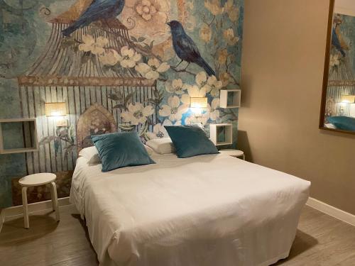 佛罗伦萨奈拉酒店的卧室配有一张大床,墙上挂有绘画作品
