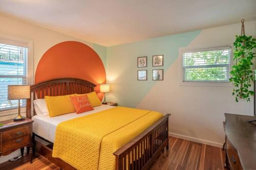 福乐顿市Hello Sunshine OC minutes to Disneyland-Family Friendly的一间卧室配有一张带黄毯的床和两个窗户