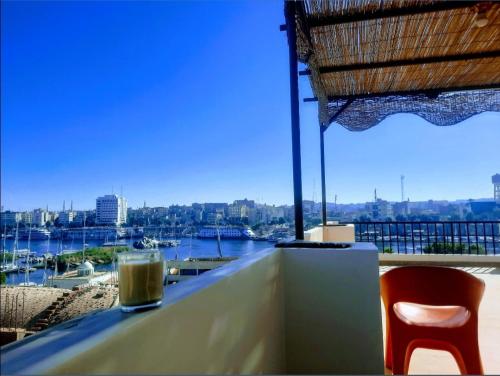 阿斯旺FADL Kato的一边在桌子上一边喝上一杯,一边欣赏海港景色