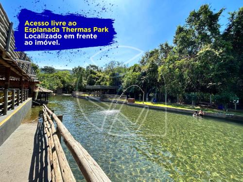 热河市Casa Para Temporada - Com Acesso ao Rio Thermal的河中带喷泉的公园