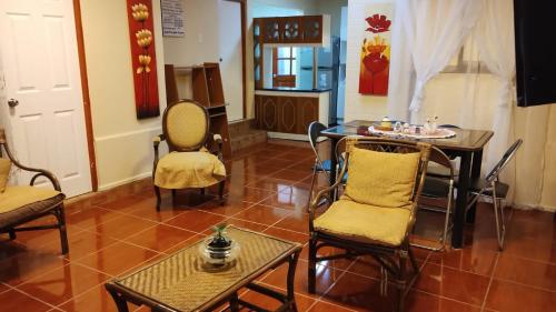 伊基克Casa interior Playa Brava的一间带桌椅的客厅和一间用餐室