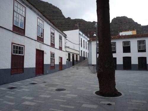 阿古洛Meriga的一条空的街道,有白色的建筑和树