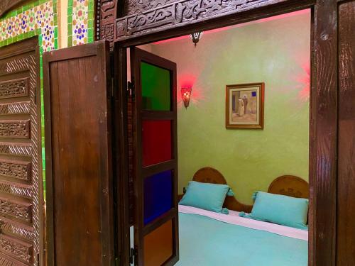 马拉喀什Riad Nezha的一间设有两张床铺的房间,房间设有门廊