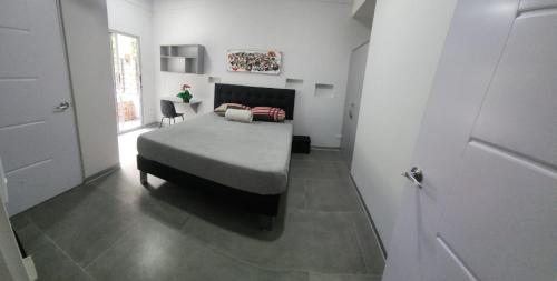 赫拉多拉Casa Mariposa的一间卧室配有一张床和一张桌子