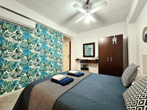阿利坎特Centric Rooms Mercado的一间卧室配有蓝色的床和蓝色的墙壁