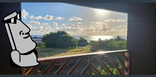 安加罗阿Cabañas Tupuna Lodge的阳台享有海景。