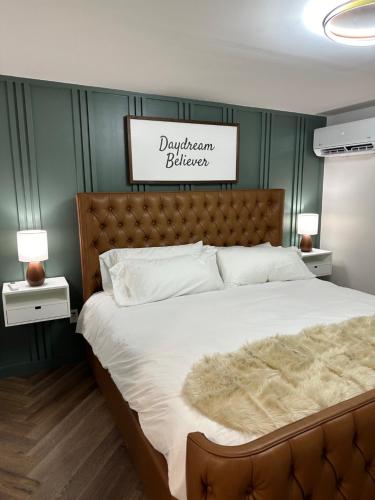 西多佛Chalet 239-Boutique Hotel的一间卧室配有一张大床和棕色床头板