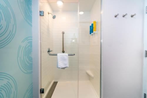 佛罗里达市Tru By Hilton Florida City, Fl的带淋浴的浴室和玻璃门