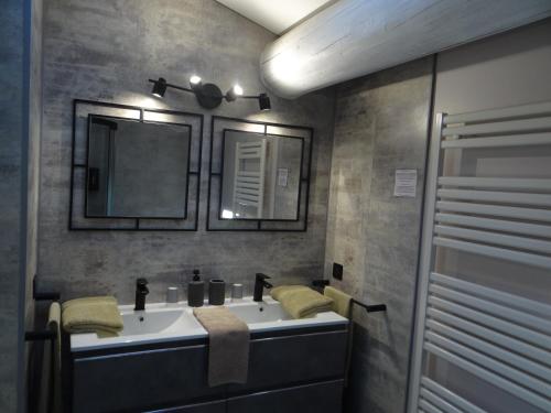 戈尔德Mas Val-Chênaie Gordes的浴室设有2个水槽和镜子