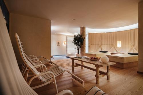 科瓦拉因巴迪亚Residence Villa Trieste的客厅配有桌椅和1张床