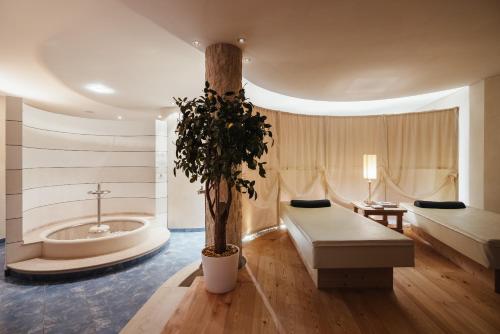 科瓦拉因巴迪亚Residence Villa Trieste的带浴缸的浴室和一棵树