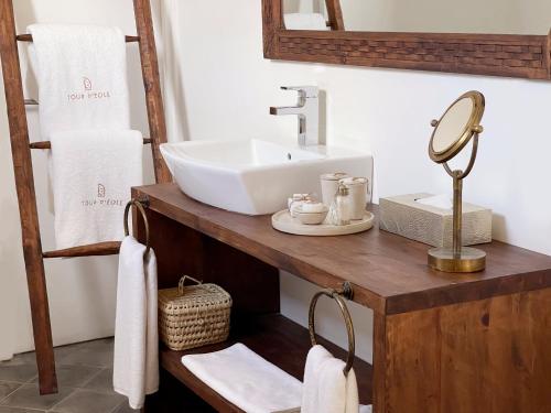 达赫拉La Tour d'Eole的浴室配有盥洗盆、镜子和毛巾