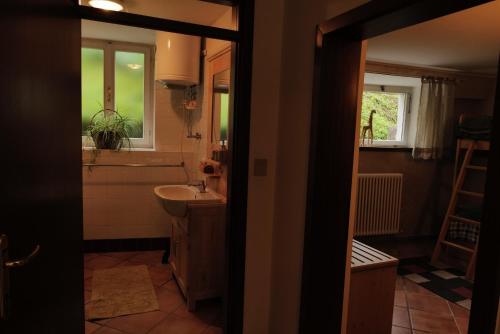 奥瓦罗迪堡特旅馆的一间带水槽和卫生间的浴室以及窗户。