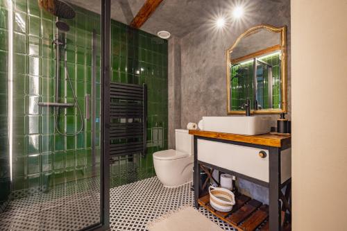 WleńTurkusowa Wyspa的浴室设有水槽、卫生间和绿色瓷砖。