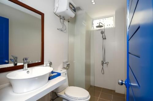 岘港Lucia Beach Hotel的一间带水槽、卫生间和淋浴的浴室