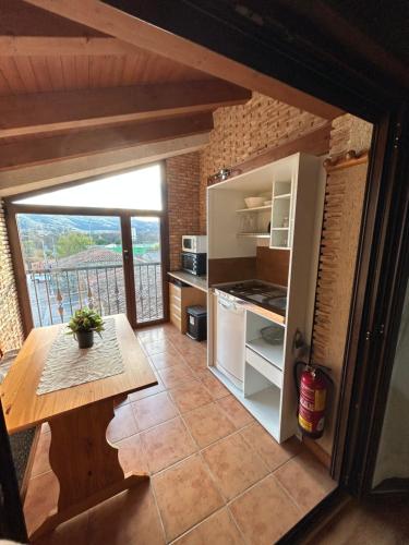 Tranquilo apartamento vistas al Mondalindo的厨房配有开放式冰箱和桌子