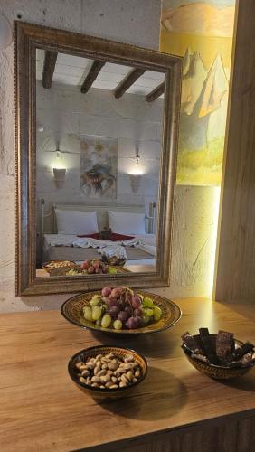 阿瓦诺斯CAPPADOCIA MİHRAN SULTAN的镜子前桌子上放着两盘食物