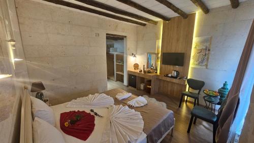阿瓦诺斯CAPPADOCIA MİHRAN SULTAN的一间房间,床上配有一把遮阳伞