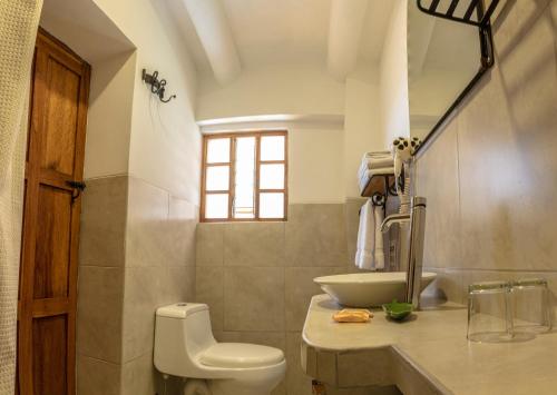 库斯科阿马鲁印加宾馆的浴室配有白色卫生间和盥洗盆。