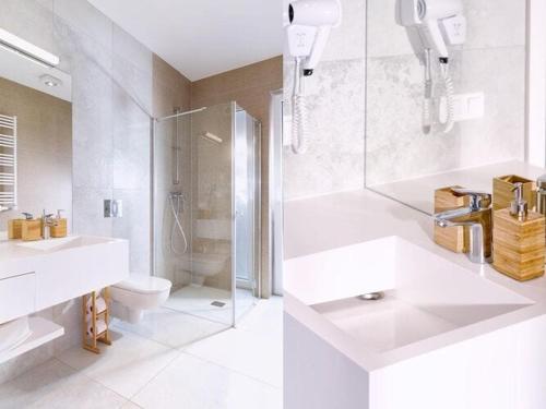 萨比诺瓦Comfortable apartments, swimming pool, Sarbinowo的带淋浴和卫生间的白色浴室