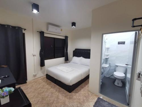 芭堤雅市中心The One Hotel的小房间设有床和卫生间