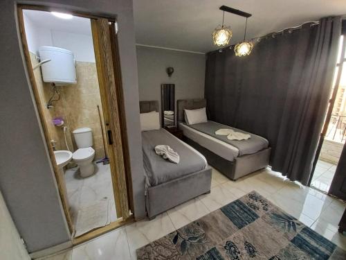 开罗NADA _ HOTEL的客房设有带一张床的卧室和卫生间。