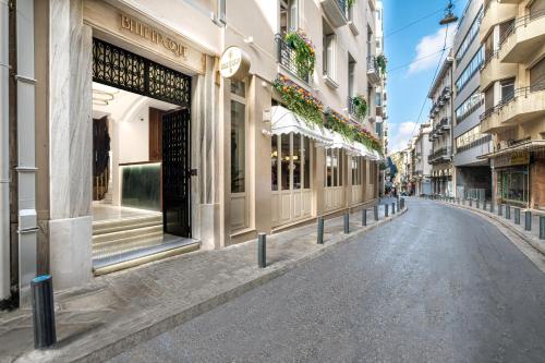 雅典Belle Epoque Suites的城市中一条空荡荡的街道,有建筑