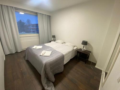 凯米Style 1BR Appartment in Kemi - Tornio的一间卧室配有一张床,上面有两条毛巾