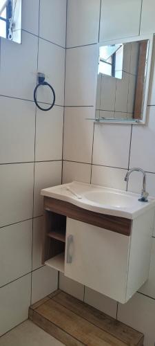 圣洛伦索Kit net amplo的一间带水槽和镜子的浴室