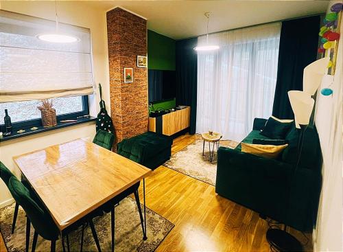 别拉什尼察Apartman 34的客厅配有桌子和沙发