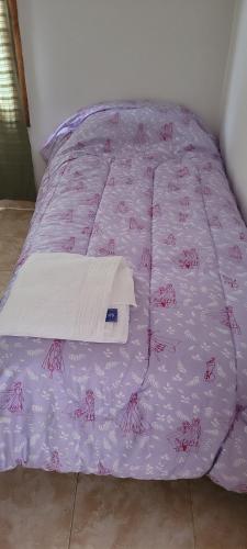 圣胡利安港ALOJAMIENTOS BJ的一张带紫色床罩的床,上面有螃蟹