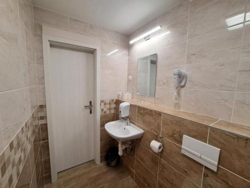 班斯卡-比斯特里察Alcorso Pension的一间带水槽和镜子的浴室