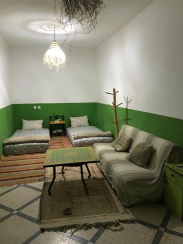阿加迪尔Green IGR Guesthouse的客厅配有沙发和桌子