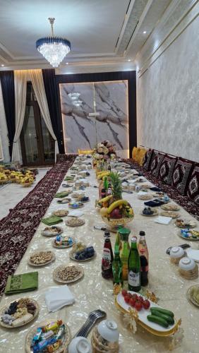 Private villa的一张长桌,上面有食物和饮料