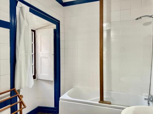 Faja GrandeCasa Via d'Agua in Fajã Grande的浴室配有白色浴缸和水槽