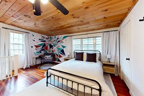 温莎Summit House的一间卧室设有一张带木制天花板的大床