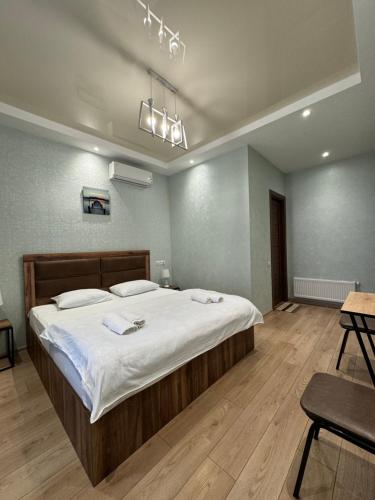 库塔伊西Veranda L&G的一间卧室配有一张带白色床单的大床