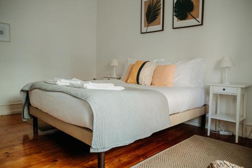 里斯本Belém Tejo - Jardim的一间卧室配有一张床铺,床上有毯子