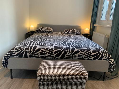 安特卫普Royal South - Apartment Antwerp with Parkview的一间卧室配有一张带黑白色棉被的床