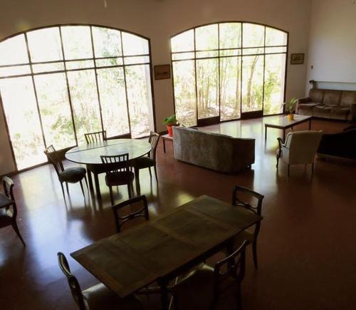 San IgnacioHostel Amarillo的客厅配有桌椅和窗户。