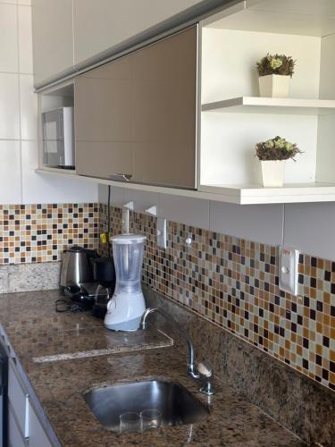 萨尔瓦多Surpreenda-se excelente apartamento com vista mar的厨房柜台设有水槽和搅拌机