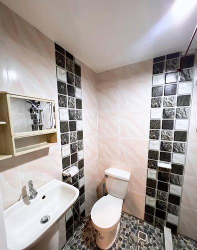 公主港Cozy Loft Near the Airport & Beach-Unit I的浴室配有白色卫生间和盥洗盆。