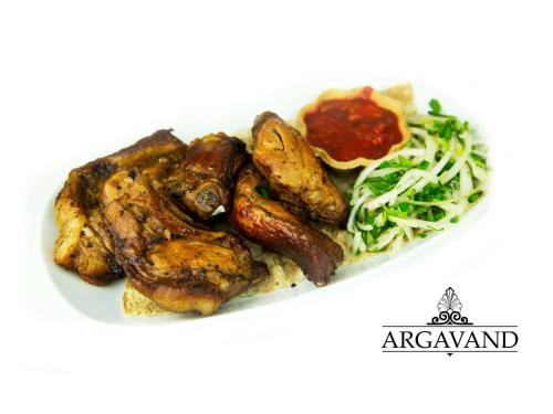 Argavand阿尔贾凡餐厅酒店的盘子,包括肉、米和沙拉