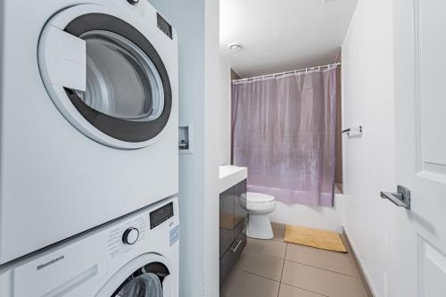 多伦多Luxury Properties in Toronto Downtown Core的一间带洗衣机和卫生间的浴室