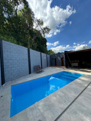 雅卡雷伊Reserva Athenas - Clube de campo的一个带栅栏的庭院内的蓝色游泳池