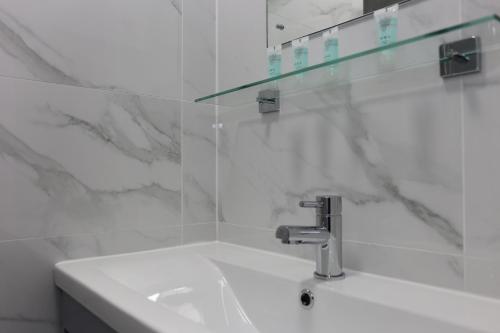 博勒姆伍德Elstree Inn的白色的浴室设有水槽和镜子