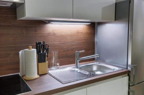 维也纳Zoder Apartments的厨房配有水槽和台面
