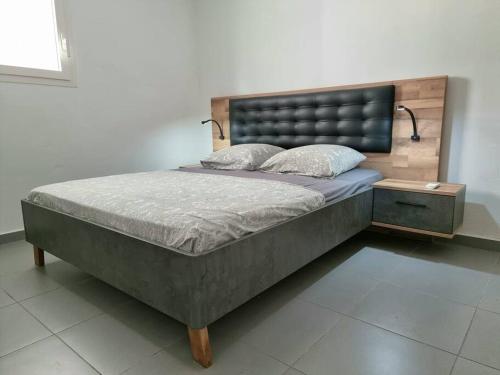 拉芒坦Appartement Pyé koko的一间卧室配有一张大床和床头板