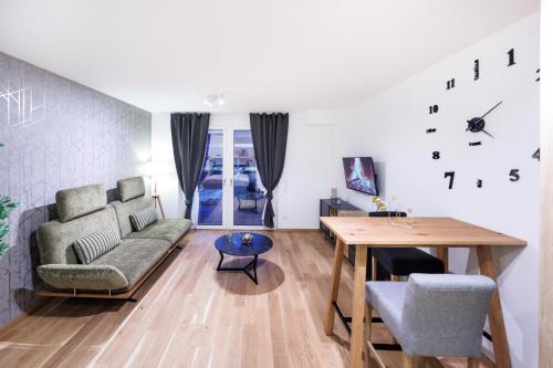 维也纳Zoder Apartments的客厅配有沙发和桌子